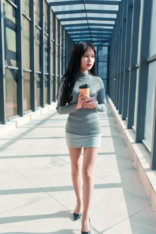 [魔镜街拍] 090 短裙肉丝黑高跟鞋外拍 - 魔镜街拍