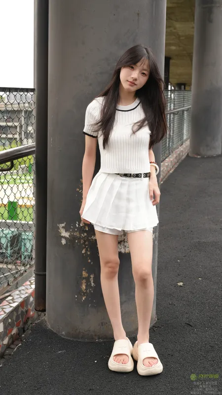 阿慌 白袜亮钻指甲油 - 青柠映画